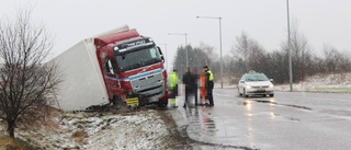 Lastbil välte nära flygplatsen