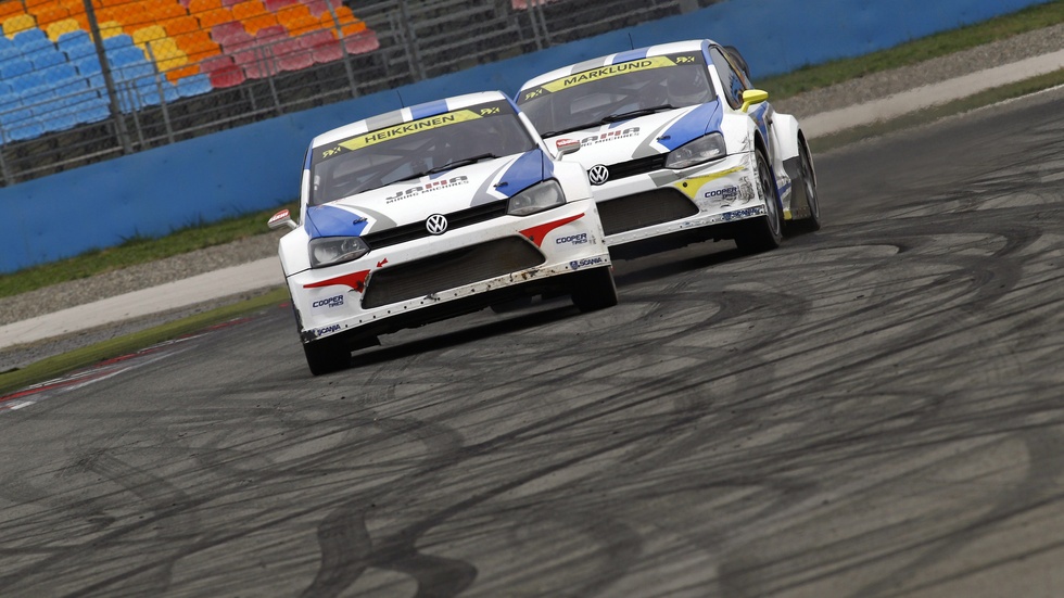 Hård kamp. Toomas Heikkinen med Anton Marklund i hasorna under semifinalen.