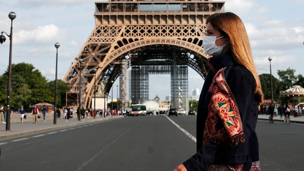 Munskydd blir återigen obligatoriskt utomhus i Paris. Arkivbild