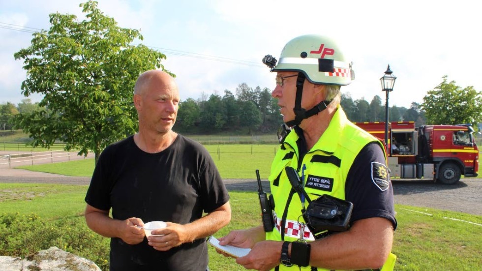 Magnus Gustafsson i samtal med Jan Pettersson, yttre befäl på räddningstjänsten.