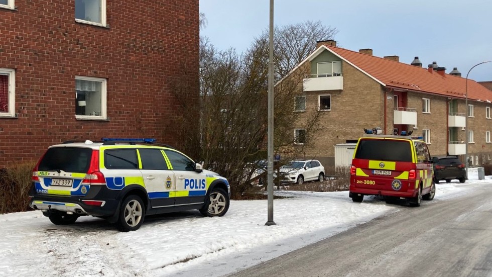 Polis och räddningstjänst larmades till Folkegatan i Oxelösund för andra dagen i rad sedan någon tänt eld på en anslagstavla i ett trapphus.