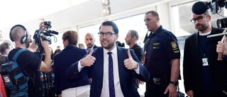 Åkesson blåser i sin pipa