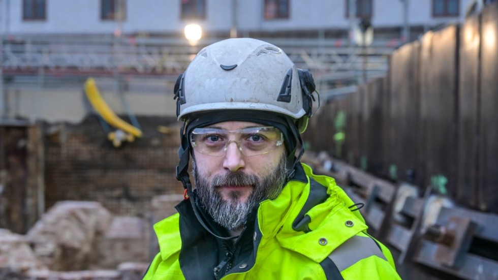 Philip Tonemar från Arkeologikonsult är projektledare för undersökningen vid Slussen.