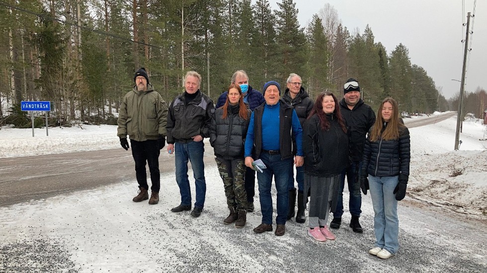 Byborna i Vändträsk kräver att Telia inte klipper kopparledningen den 31 mars, innan de fått ett annat fungerande bredband. På bilden syns Robert Hansson, Sune Bergdahl, Kent Norlin, Ros-Marie Ahlström, Gunnar Nilsson, Andrezeg Franas, Nina Grage, Martti Jokelainen och Linnea Spets.