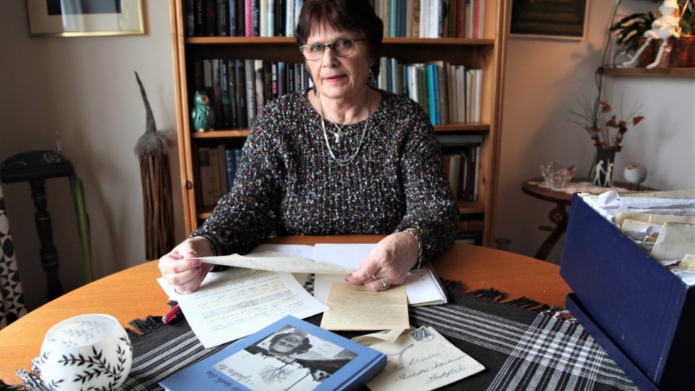 Birgitta Liljebäck skildrar sin faster Iris liv genom de brev hon skickade och de brev hon fick.