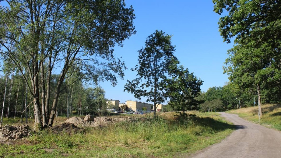 


Markundersökningar och upphandlingar har gjort att byggstarten blivit försenad.



