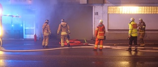 En till sjukhus efter brand i garage