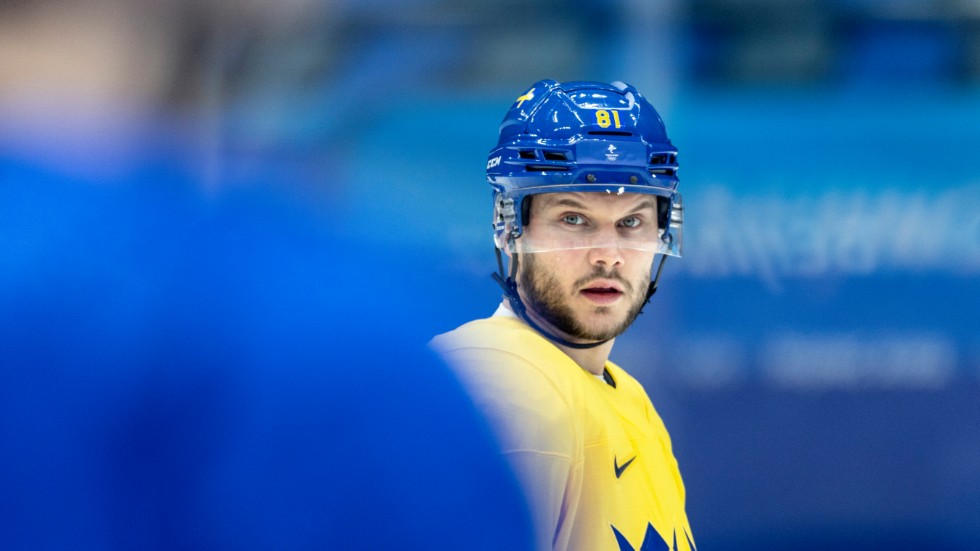 Theodor Lennström i träning med Tre Kronor efter att ha blivit utsläppt ur covidkarantänen.