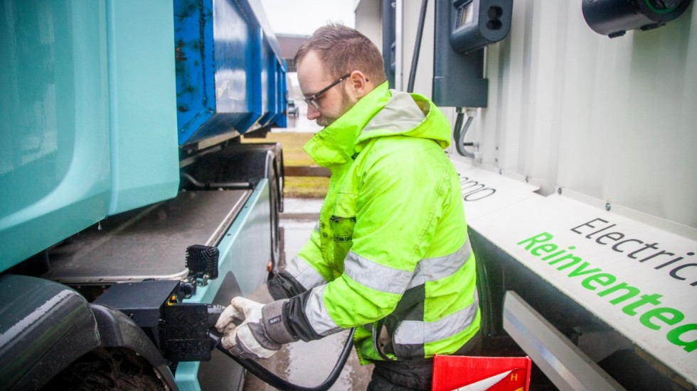 Linus Funk drar ur sladden vid det batterilager, för snabbladdning, som Vattenfall hyrt ut till projektet.