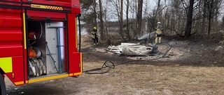 Populär badplats drabbad av skadegörelse – omklädningshytt uppeldad