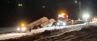 Trailer tappade stor kran i skarp kurva: "Det är så här varje år när snön kommer"