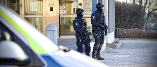 Polis attackerad vid polishuset i Norrköping ✓Bombgruppen tillkallad