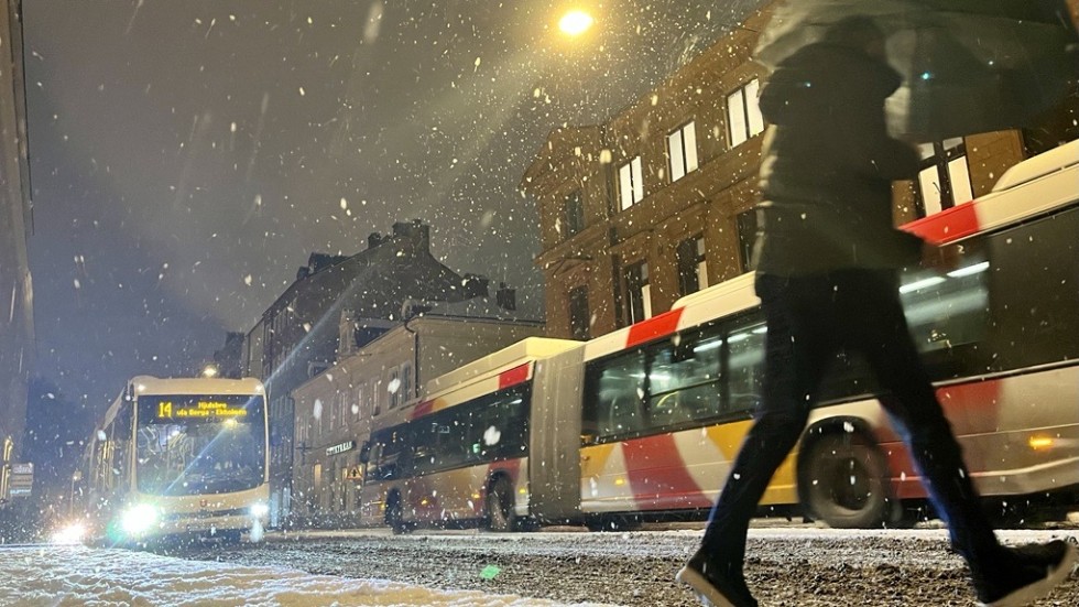 Biljetten betalar jag även med skatten, borde beaktas i debatten.För oss som är 80 plus, låt oss åka gratis buss, diktar signaturen PeRo.