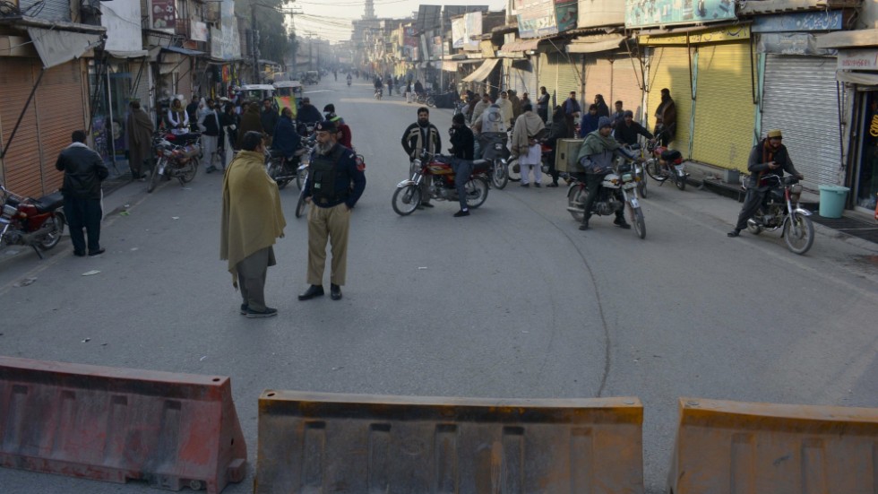 Säkerhetspersonal blockerar vägen som leder till terrorismbekämpningscentret i pakistanska Bannu.