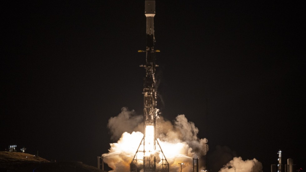 En Space X-raket sköts på fredagen upp med en satellit som ska undersöka nästintill allt vatten på jorden för att bättre förstå klimatförändringarna.