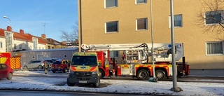 Larm om brand i flerfamiljshus – stort pådrag