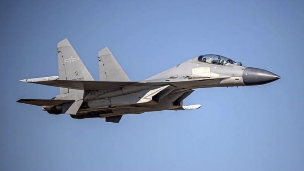 På detta odaterade foto, som publicerats av Taiwans försvarsdepartement, flyger ett kinesiskt PLA J-16-plan på okänd plats. Arkivbild.