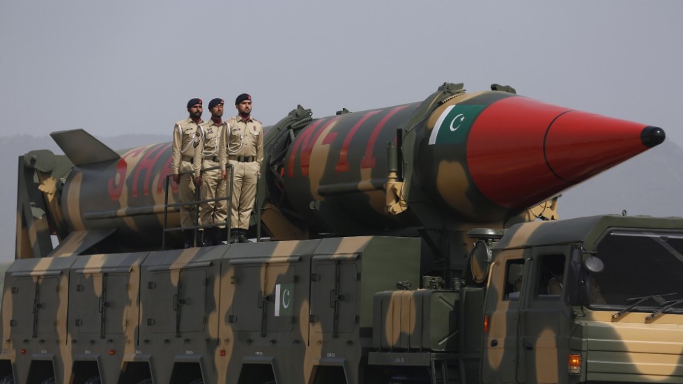 En pakistansk kärnvapenrobot visas upp under en militärparad i Islamabad, mars 2022.
