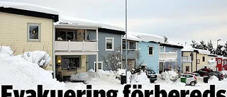 Evakuering förbereds från allvarligt skadat hus