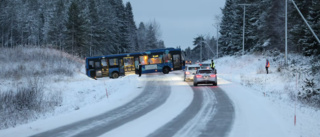 Olycka utanför Umeå – buss hamnade i diket och blockerade vägen