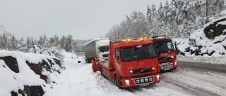 "Jag har tappat räkningen, jag vet inte hur många bilar vi har dragit upp" • Dubbelt kämpigt för bärgarna med snön och strömlöst