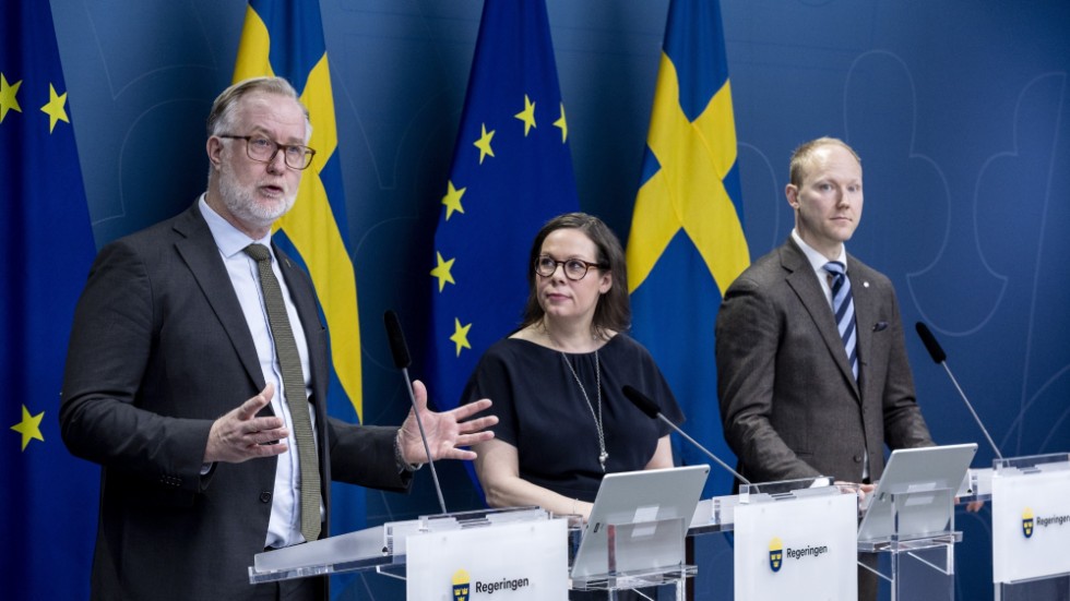 Arbetsmarknadsminister Johan Pehrson (L), migrationsminister Maria Malmer Stenergard (M) och Sverigedemokraternas migrationspolitiske talesperson Ludvig Aspling vill skärpa kraven på arbetskraftsinvandrare.
