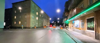 Här tvingas trafikanter vända – efter planerat arbete och akut läcka i backen · Flera p-platser har försvunnit