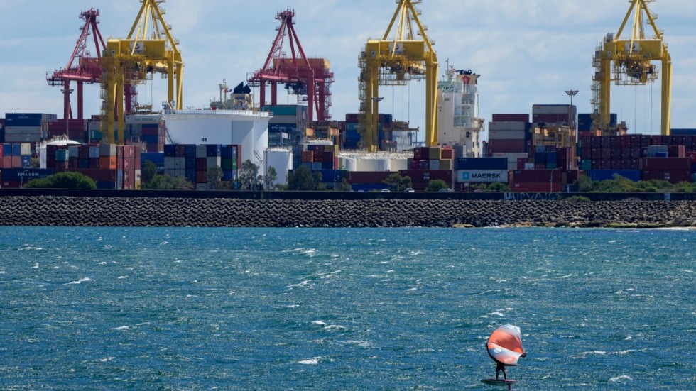 En surfare vid Port Botany, den stora hamnen i Sydney. Arkivbild.