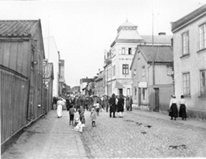 I början av augusti 1917 blossade oroligheterna i Västervik upp igen.  Bilden är från demonstrationen på den avspärrade Kvarngatan inne i stan den 2 augusti. De två poliserna i förgrunden står passiva och tittar på.