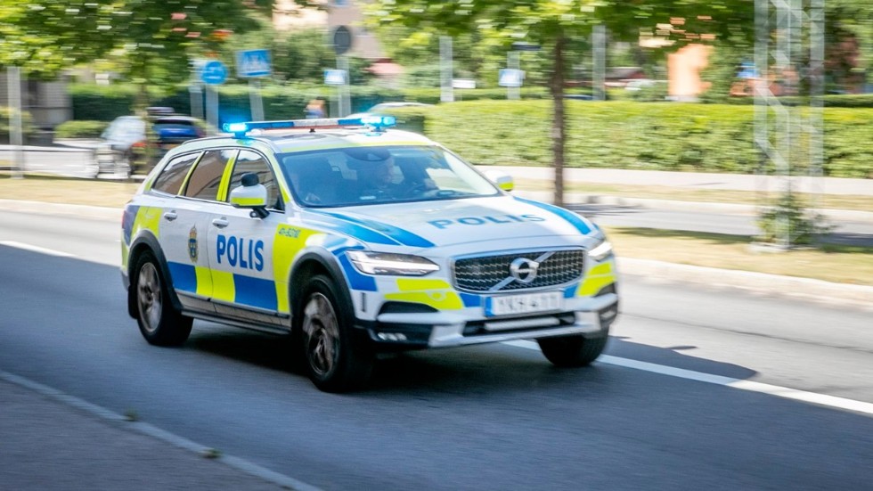 En minderårig elev knivrånades på en grundskola i Uppsala under onsdagen.