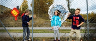 Ögon och blommor smyckar skolstängslet