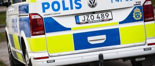 Försökte meja ner väktare med bil – greps av polis