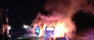 Minibuss i brand på E4