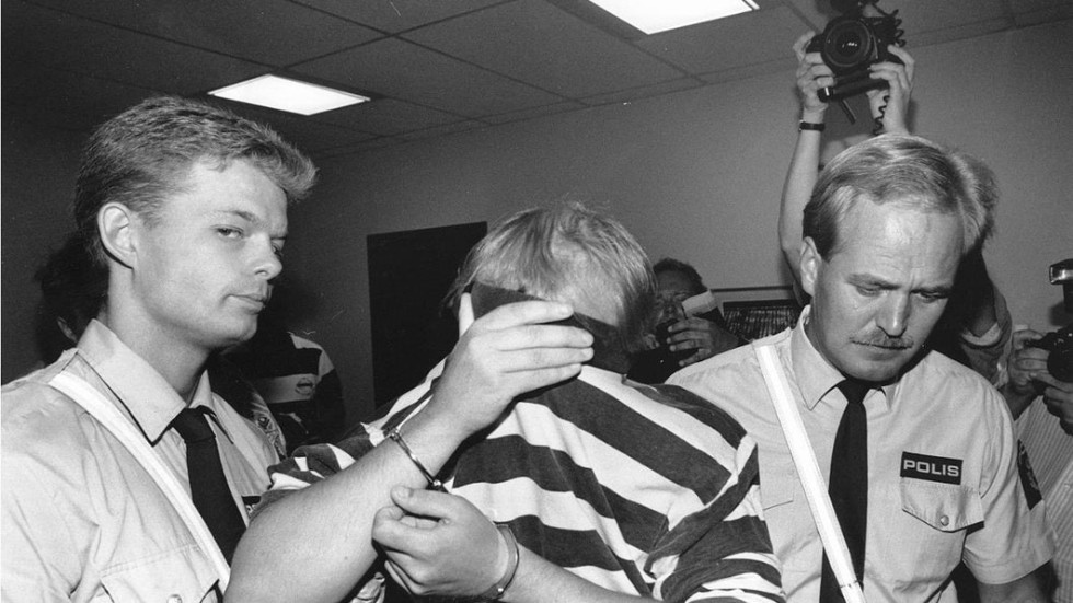 Micael Eriksson häktades i juni 1992. Sedan dess har han varit inlåst. Den unge polisen till vänster, Mikael Backman, blev sedermera chef för polisområde Sörmland.