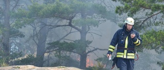 Två till sjukhus efter gräsbrand