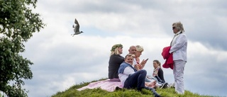 Folkfest när midsommar firades vid Nyköpingshus