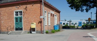 Regnbågens färger tillbaka vid Gnesta station