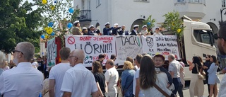 Se studenterna åka kortege genom Västervik