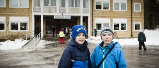 Två Isak som är glada över skolbytet