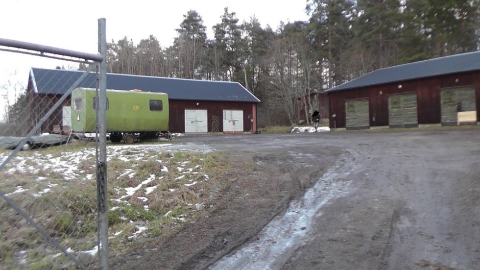 Polisens fotografi av ladan utanför Åkers styckebruk där stora mängder startpistoler ska ha byggts om så att de kan laddas med skarp ammunition.