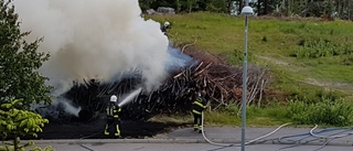 Massiv rök från brinnande rishög