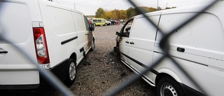 Bilar brann i industriområde