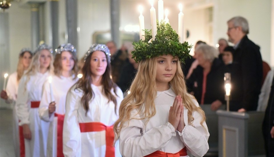 Melinda Svensson leder Luciatåget in i kyrkan för firandet under lördagskvällen.