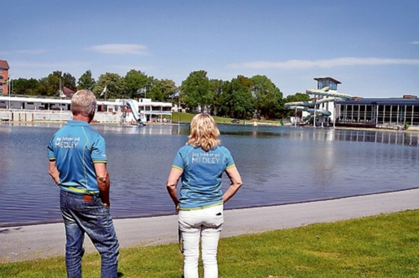 Johnny och Madelene blickar ut mot Linköpings största stadsbad.