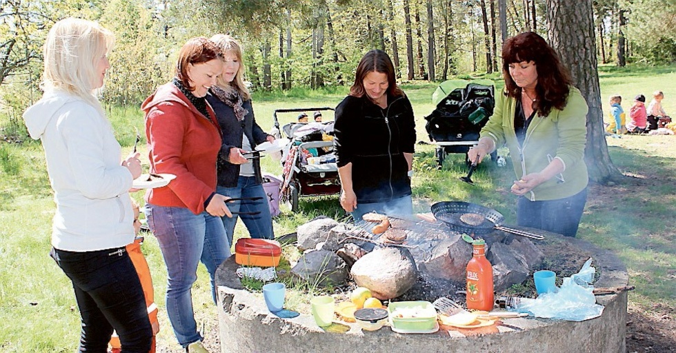 Veronica Fredlund, Johanna Andersson, Karin Andersson, Caroline Moberg och Anne-Charlotte Winqvist lagar mat till sina dagbarn.