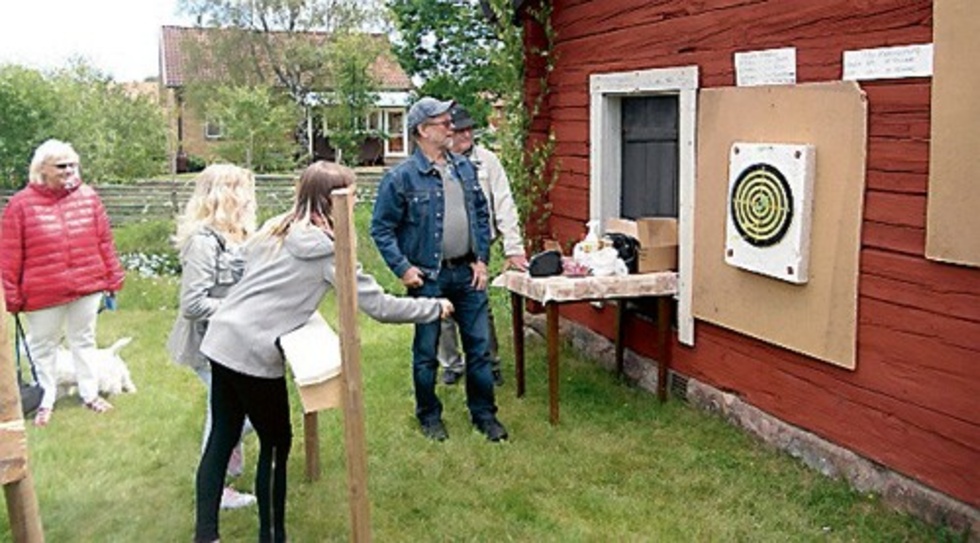 Isabell Liljeberg var en av de som kastade pil. Kompisen Ebba Samuelsson står brevid.