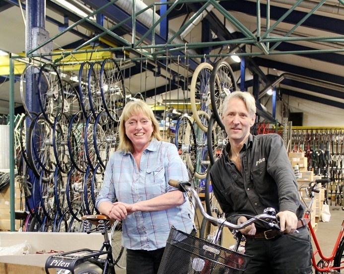 Louise och Martin Avander driver Pilen Cykel AB sedan 1998. I somras flyttade de företaget från Målilla till Gamleby. Foto: Lena Dahlberg