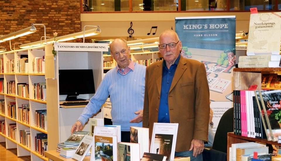 Författarna Bengt Öberg och Jan Ritzén gjorde reklam för sina böcker på mässan. Foto: Tommy Pettersson