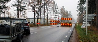 Därför stoppas trafiken på vägen i Motala