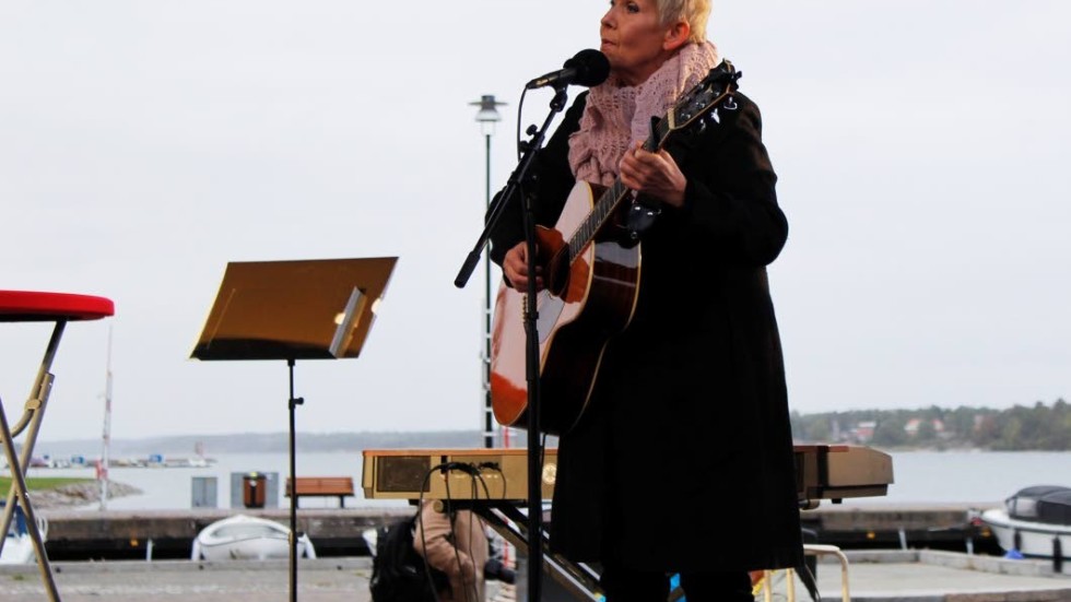 Susanne Alfvengren stod för musikunderhållningen på Fiskaretorget.